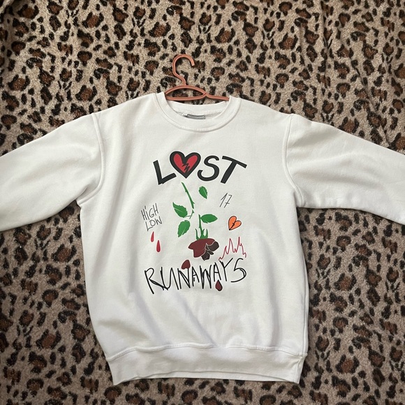 Size medium has cool designs in front - Picture 1 of 3